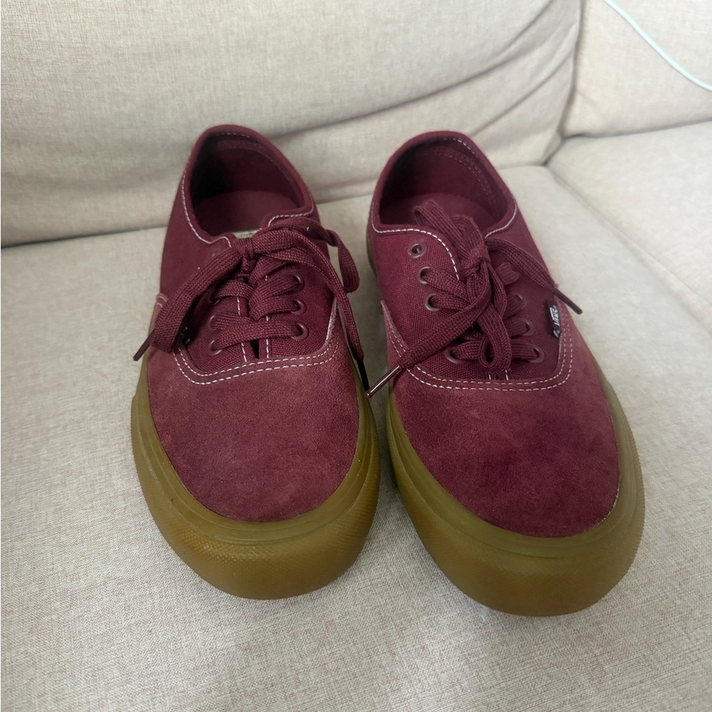 Vans men’s Burgundy Suede Low-Top Sneakers with Gum Sole 8